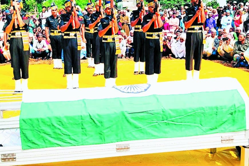 सीधी के वीर सपूत हवलदार मोहम्मद मुस्ताक का राजकीय सम्मान के साथ अंतिम संस्कार, नम आंखों से दी गई विदाई