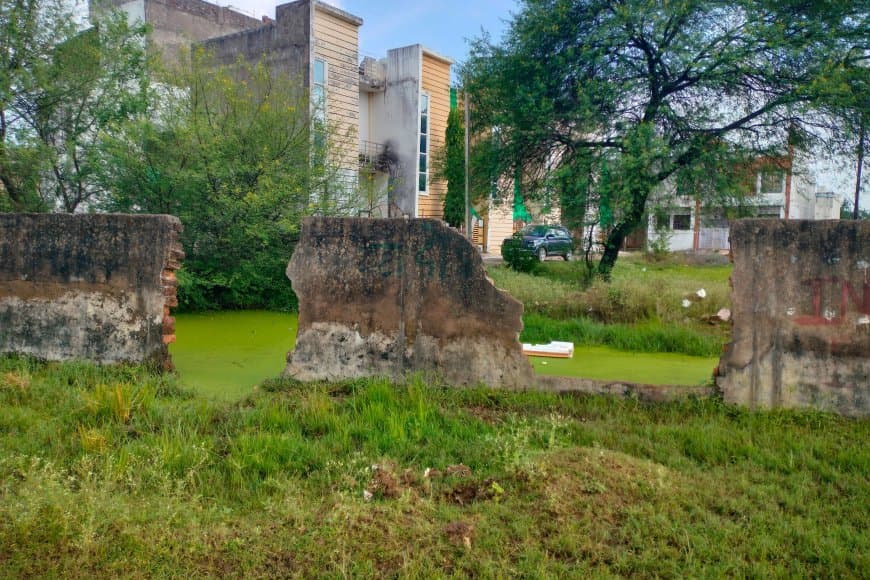 स्वीकृति नहीं मिलने से अतिक्रमण और असामाजिक गतिविधियों का खतरा