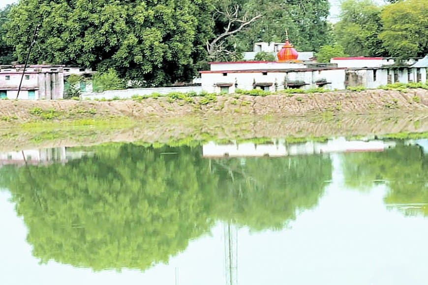 तिवनी तालाब में अवैध गहरीकरण से करोड़ों की क्षति: स्कूलों, पशु चिकित्सालय और घरों को नुकसान, प्रशासन चुप