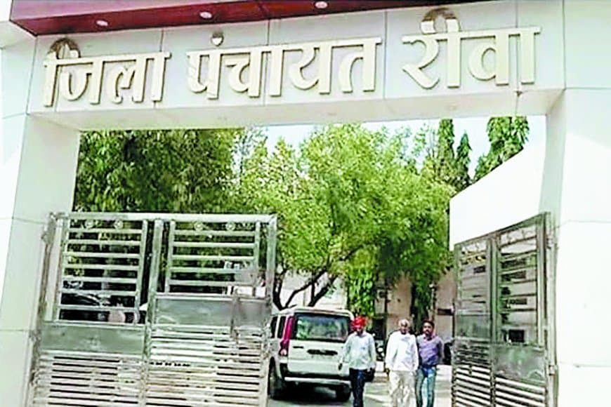 रीवा में पीएम आवास योजना की लापरवाही पर कार्रवाई: 11 सचिवों की वेतनवृद्धि रोकी, 8 ग्राम रोजगार सहायकों का वेतन राजसात