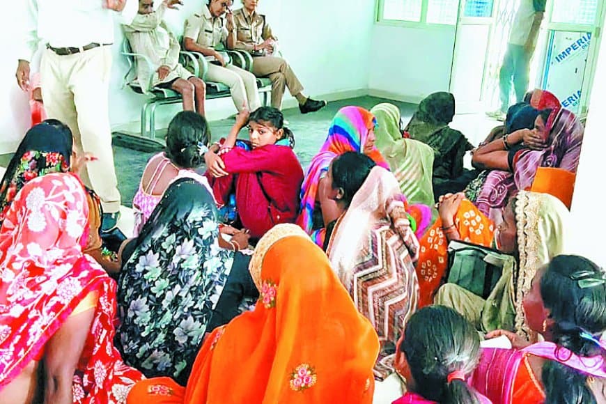 खत्म नहीं हो रहा खाद संकट: मैहर में किसानों का गुस्सा फूटा, एसडीएम कार्यालय में तोड़फोड़