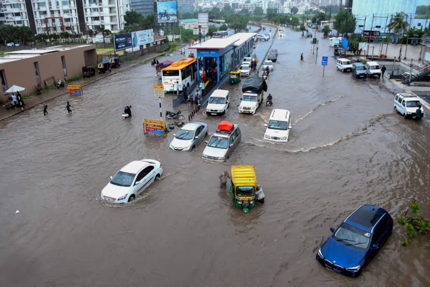 अब मुंबई में ‘जल कर्फ्यू’ के हालात... बारिश का रेड अलर्ट 