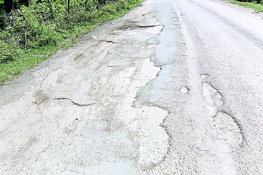 सड़क मेंटेनेंस के नाम पर करोड़ों की बंदरबांट, सुंदरा-सेमरिया मार्ग गड्ढों से पटे, ग्रामीण परेशान