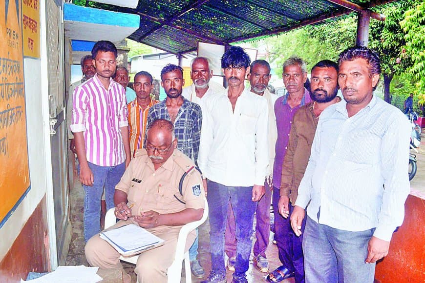 अमौधा तालाब के पास मिला बुजुर्ग चौकीदार का शव: परिजनों ने हत्या की आशंका जताई, सिर और हाथ-पैर पर चोट के निशान, पुलिस जांच में जुटी