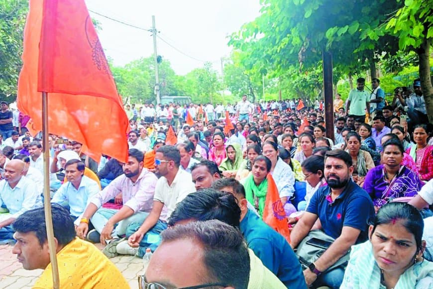 संविदा स्वास्थ्य कर्मियों की हुंकार: सतना-मैहर के 500 से अधिक कर्मियों ने राजधानी में एनएचएम कार्यालय का घेराव कर संविलयन