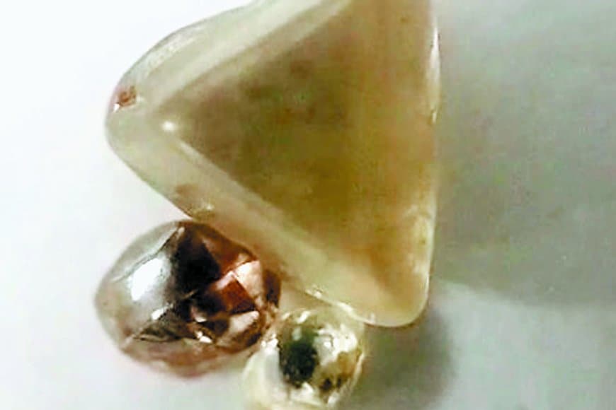 गरीबी से जूझ रही आदिवासी महिला की किस्मत बदली, पन्ना की धरती से एक साथ मिले तीन कीमती हीरे