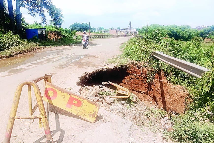 कोठी के झाली चौराहे के पास सुंदरा-सेमरिया मार्ग पर बना गड्ढा बन रहा हादसों का कारण, कभी भी हो सकती है बड़ी दुर्घटना