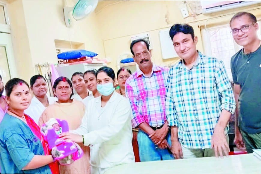 पन्ना जिले में चिकित्सा चमत्कार: 800 ग्राम के अति-नवजात शिशु ने डेढ़ महीने की जंग जीतकर पाई जिंदगी, एसएनसीयू टीम ने लिखी प्रेरणादायी सफलता की कहानी