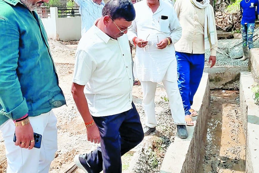 मेयर की ठोकर से खुली नगर निगम की पोल: 49 लाख की नाली एक झटके में धराशाई, घटिया निर्माण कार्य पर संविदाकार और इंजीनियर को जमकर फटकार