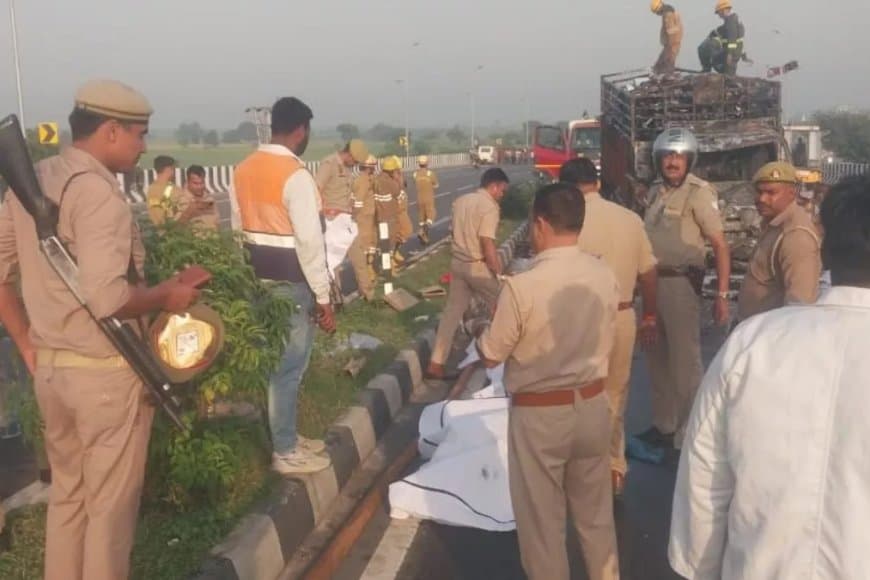 अलीगढ़-कानपुर हाइवे पर हादसा... कार और कैंटर में टक्कर... पांच लोग जिंदा जले