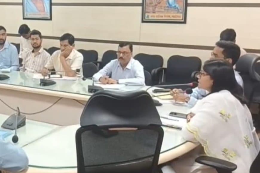 ग्वालियर कलेक्टर ने पार्षद पतियों को कहा- कुर्सी से उठो.. महिलाएं अब सशक्त हैं...