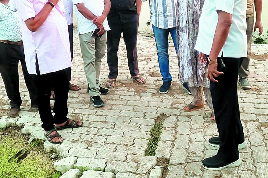 सतना में भ्रष्ट निर्माण पर मेयर का बड़ा एक्शन – 38.95 लाख की घटिया पेवर्स रोड निरीक्षण में पकड़ी गई, ठेकेदार व इंजीनियर को फटकार कर दिया पुनर्निर्माण का आदेश