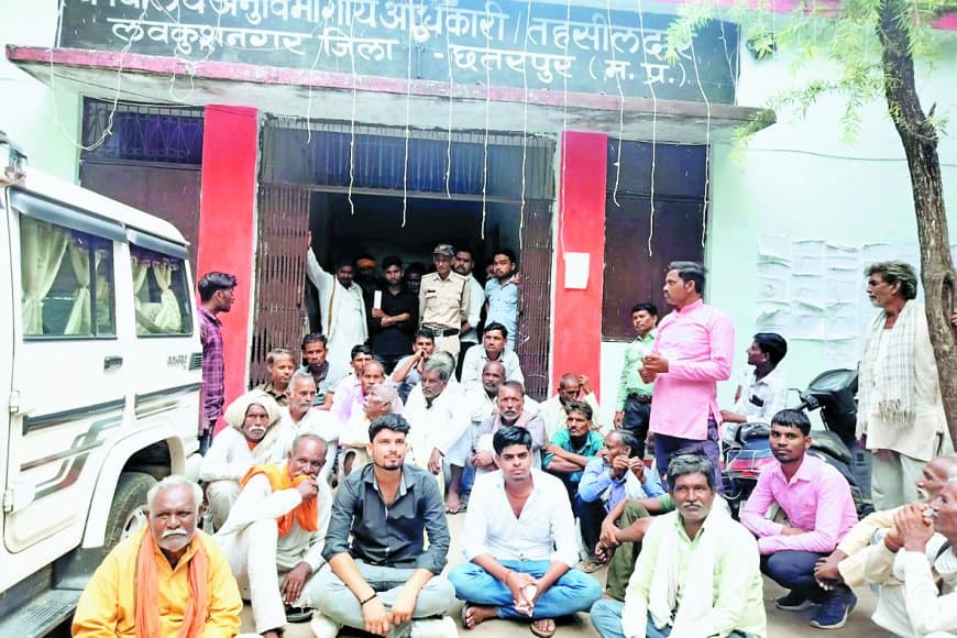 खनन लीज के खिलाफ भड़का आक्रोश: भितरिया के किसान लवकुशनगर तहसील में बैठे अनशन पर, अवनी परिधि माइनिंग कंपनी की लीज निरस्त करने की मांग तेज