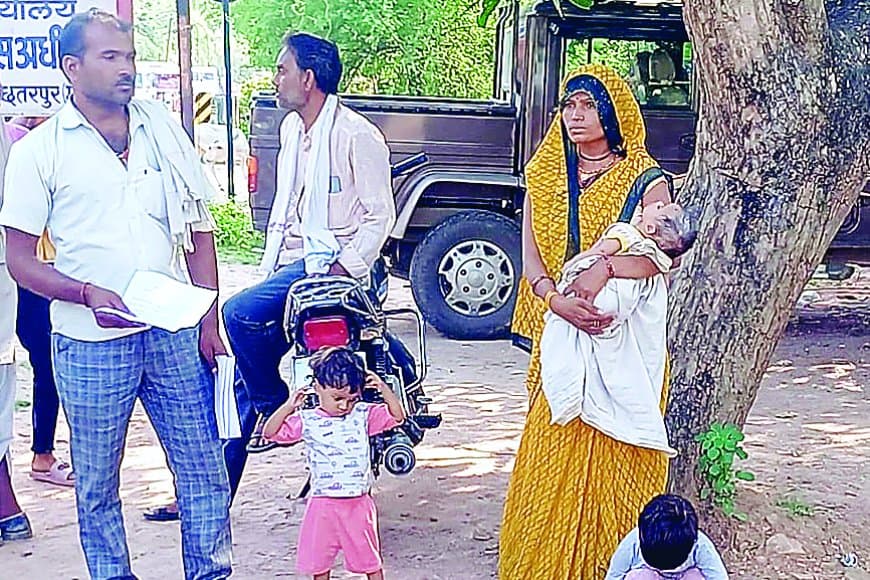 तीन बेटियों की मां को पति ने छोड़ा, बेटे की चाहत में रचाई दूसरी शादी – छतरपुर से शर्मनाक मामला