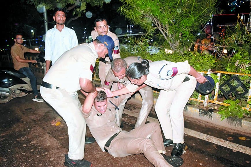 धवारी चौराहे पर पुतला दहन को लेकर बवाल: कांग्रेसियों व पुलिस में झूमाझटकी, आरक्षक गंभीर रूप से घायल