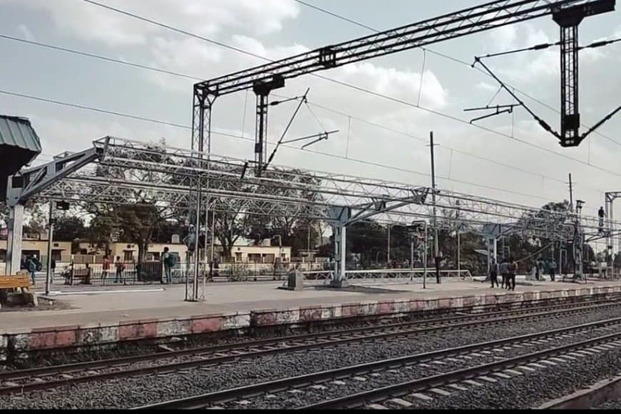 स्टेशन पर नए फुट ओवरब्रिज निर्माण में तकनीकी अड़चनें