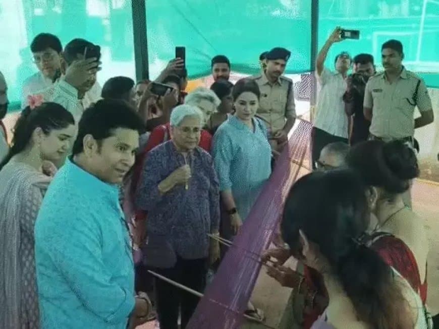क्रिकेट के भगवान सचिन तेंदुलकर ने महेश्वर में देखी साड़ियों की बुनाई