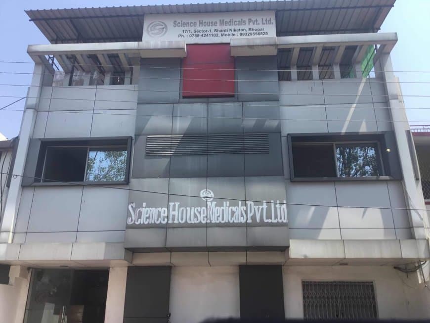 आयकर अफसरों की टीम अभी गुरुवार को भी जांच में जुटी रही।