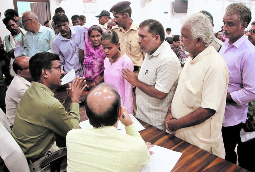 सतना जनसुनवाई : 134 आवेदकों ने रखी समस्याएँ, नेत्रहीन छात्रा शामुंडी की आपबीती सुन भावुक हुए कलेक्टर, जगतदेव तालाब संरक्षण व जमीन विवादों पर दिए निर्देश