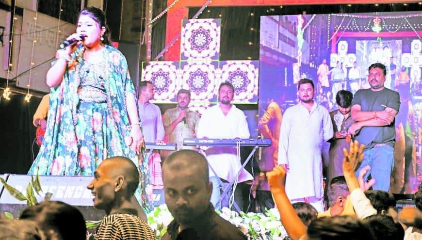 अमहिया के राजा गणेश पंडाल में इंडियन आइडल फेम वैशाली जैन की भजन संध्या, देर रात तक भक्त रहे मगन