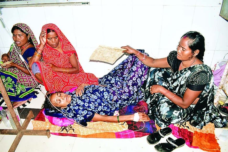 जिला अस्पताल की बदहाली: मरीजों की भीड़ से व्यवस्था चरमराई, गंदे गद्दों और बिना चादर के फर्श पर इलाज कराने को मजबूर बीमार