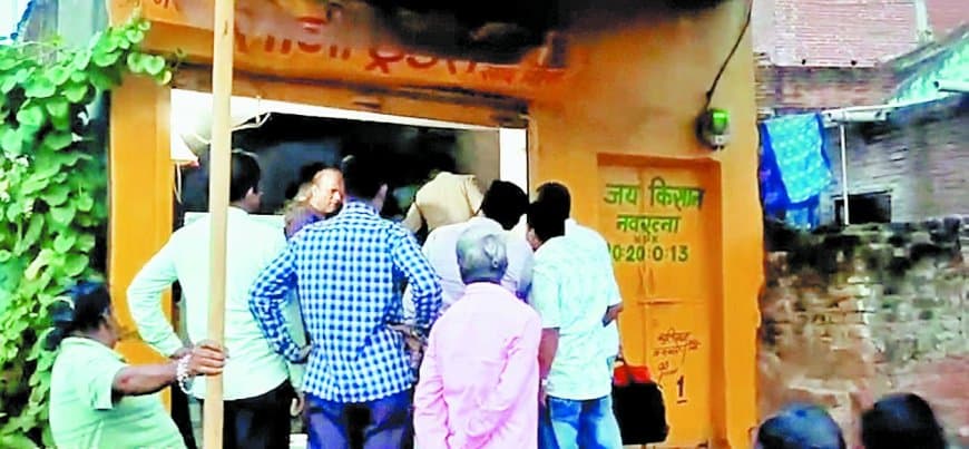 कोठी में दुकान सीज, लाइसेंस निरस्तीकरण का प्रस्ताव; किसानों से 500 रुपए प्रति बोरी वसूलते पकड़े गए विक्रेता