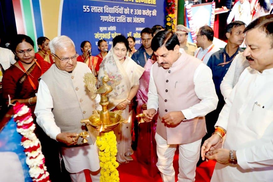 राज्यपाल और मुख्यमंत्री डॉ. मोहन यादव ने प्रशासन अकादमी में राज्य स्तरीय शिक्षक सम्मान समारोह का दीप प्रज्ज्वलन कर शुभारंभ किया।