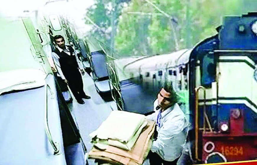 रीवा-इतवारी एक्सप्रेस में गंदे तकिये और चादर, रेलवे की लापरवाही पर भड़के यात्री