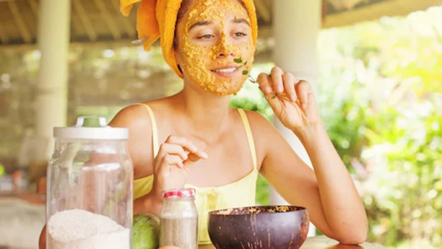 बेसन और हल्दी से चेहरे पर आएगा निखार, दाग-धब्बे भी हो जाएंगे छूमंतर, जानें लगाने का तरीका 