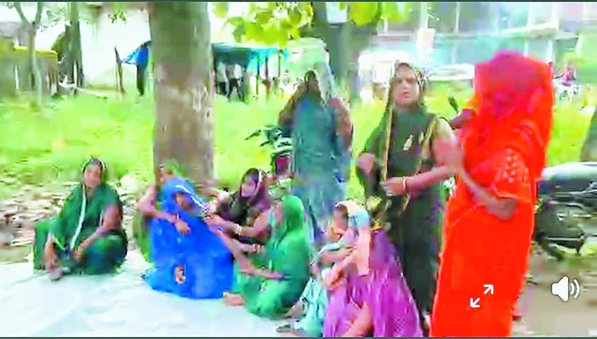 सिंगरौली में हत्या का रहस्य गहराया: डीएनए रिपोर्ट के बाद भी गिरफ्तारी नहीं, परिजनों ने थाना गेट पर नर कंकाल रखकर किया धरना