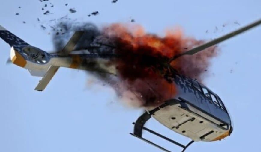 अमेरिका में शनिवार को एक हेलीकॉप्टर दुर्घटनाग्रस्त हो गया और उसमें आग लग गई।