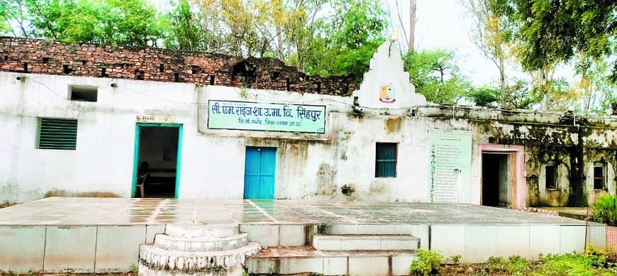 सांदीपनि भवन का सपना अधूरा: 2 साल में बनना था हाइटेक स्कूल, 4 साल बाद भी सतना-मैहर के छात्र पुराने भवनों में पढ़ने को मजबूर