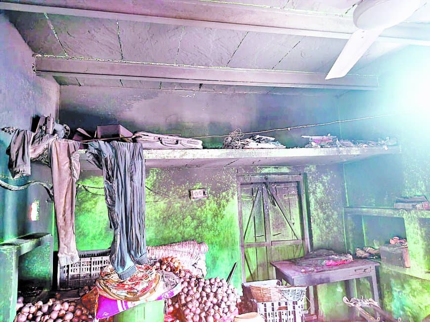 मैहर में दबंगों का तांडव: पेट्रोल डालकर घर जलाने का प्रयास, सीसीटीवी में कैद वारदात और पुलिस की लापरवाही से बढ़े हौसले