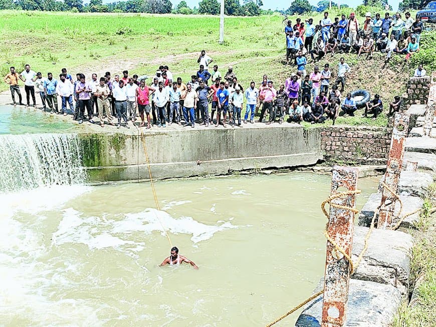 सतना में गणेश विसर्जन के दौरान हादसा: स्टॉप डैम में बहे तीन युवक, दो को बचाया गया, एक की तलाश जारी