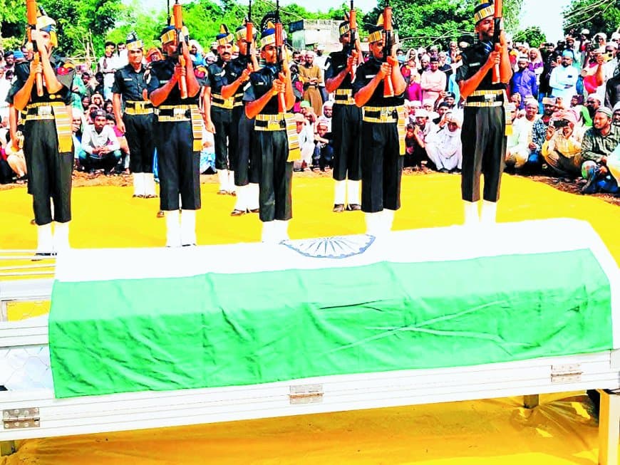 सीधी के वीर सपूत हवलदार मोहम्मद मुस्ताक का राजकीय सम्मान के साथ अंतिम संस्कार, नम आंखों से दी गई विदाई