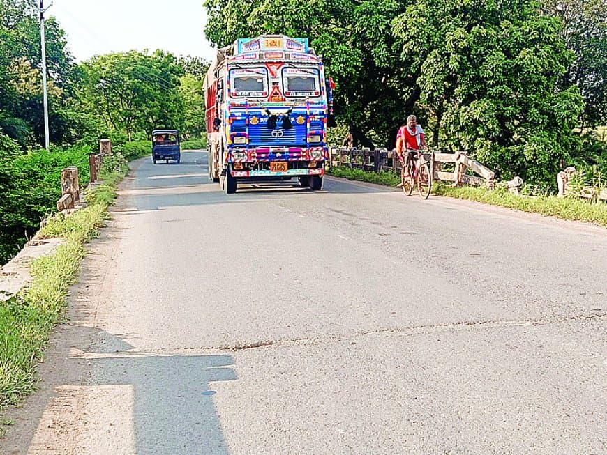 सेमरावल नदी पुल की टूटी रेलिंग बनी हादसों का निमंत्रण : सतना-चित्रकूट मार्ग पर श्रद्धालु और पर्यटक रोज गुजरते खतरे के साए में