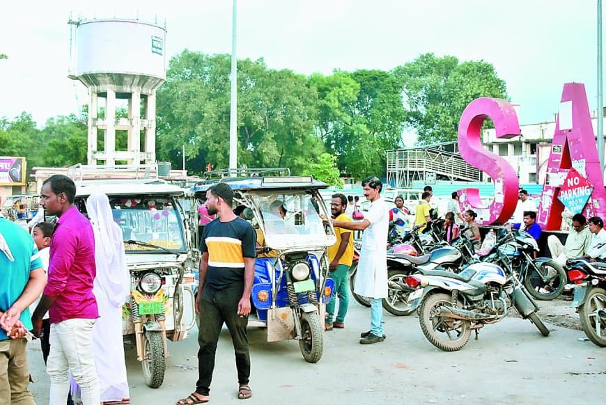 सतना जंक्शन बना जाम का जंक्शन : ऑटो चालकों की मनमानी से यात्रियों की राह दुश्वार, पार्किंग ठेका खत्म होने से बढ़ी अव्यवस्थाएं