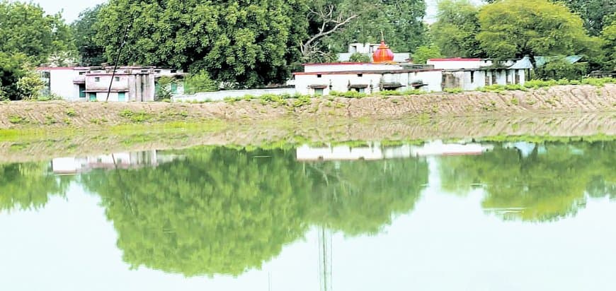 तिवनी तालाब में अवैध गहरीकरण से करोड़ों की क्षति: स्कूलों, पशु चिकित्सालय और घरों को नुकसान, प्रशासन चुप