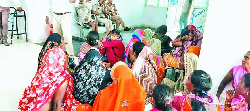 खत्म नहीं हो रहा खाद संकट: मैहर में किसानों का गुस्सा फूटा, एसडीएम कार्यालय में तोड़फोड़
