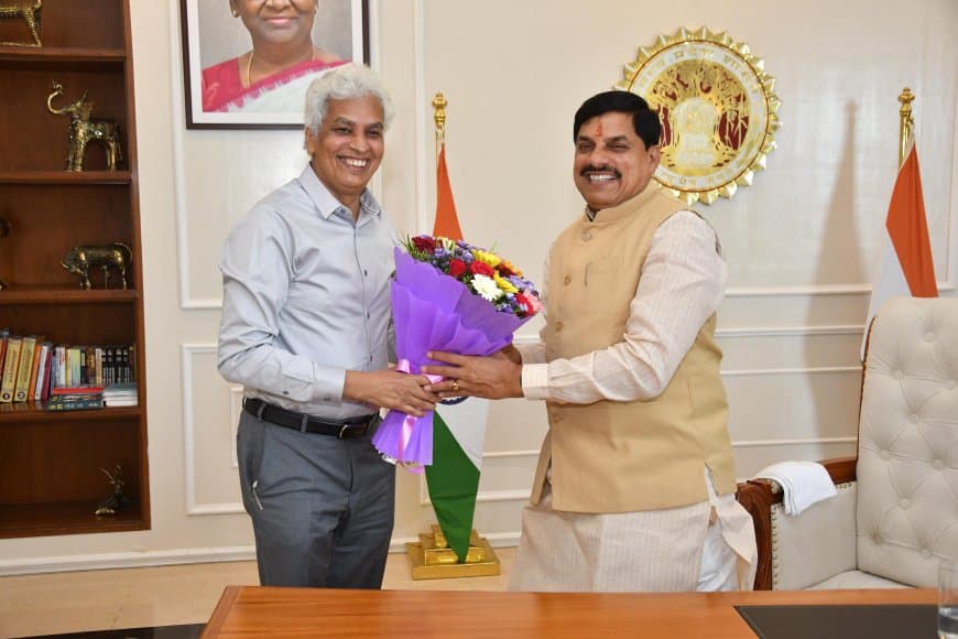 सीएम डॉ. मोहन यादव से मिले जनसंपर्क आयुक्त दीपक सक्सेना