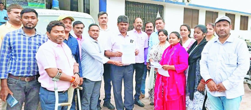 सतना में स्वास्थ्य सेवाओं पर संकट: संविदा स्वास्थ्य कर्मियों का सामूहिक अवकाश, सीएमएचओ को सौंपा ज्ञापन – ई-अटेंडेंस और सेवा समाप्ति पर गहराया विवाद