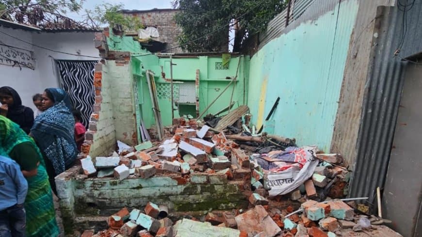 ब्लैकमेलिंग के आरोप में पकड़े गए फरहान, साद और साहिल के अवैध मकानों पर प्रशासन ने एक्शन शुरू कर दिया है।