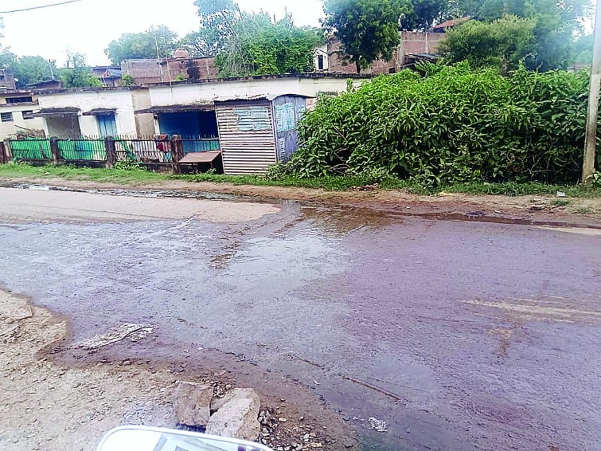 नगर परिषद के सामने ही नालियां बन गईं गंदगी की नदी, तहसील कार्यालय तक पहुंचा बदबूदार पानी