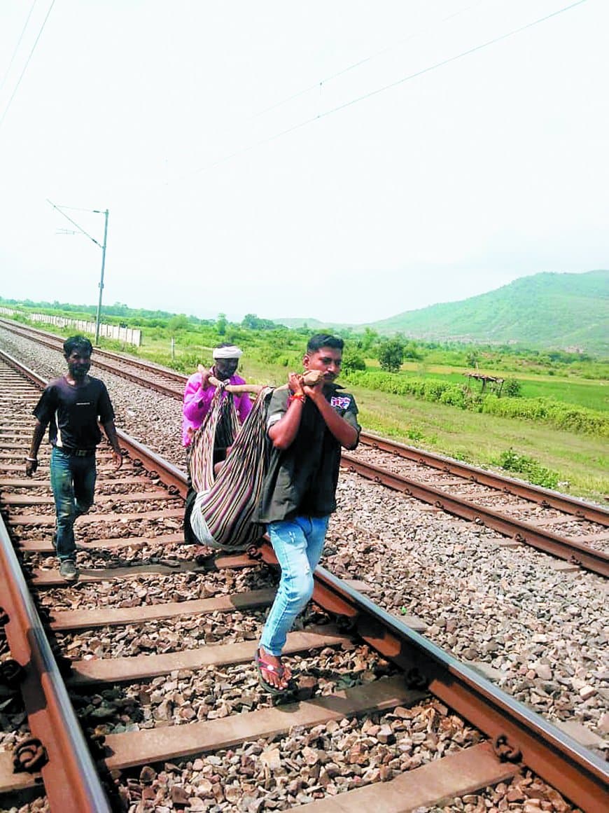 सिस्टम की लापरवाही से गई युवक की जान: ट्रेन से गिरा, अस्पताल पहुँचा लेकिन 3 घंटे तक एम्बुलेंस का इंतजार, मौत ने दी दस्तक