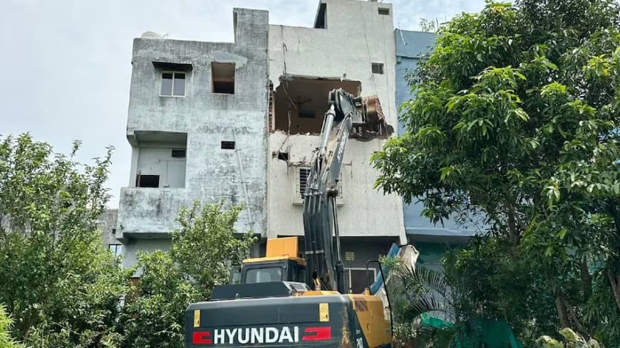 सीहोर नगर पालिका क्षेत्र में पहली बार किसी धर्मांतरण के आरोपी के मकान पर प्रशासनिक कार्रवाई की गई है। हाउसिंग बोर्ड कॉलोनी स्थित मुख्य आरोपी जब्बार खान के घर पर सोमवार को नगर पालिका ने पुलिस व राजस्व अमले की मौजूदगी में अवैध निर्माण तोड़ने की कार्रवाई शुरू की। पोकलेन मशीन से ऊपरी मंजिल का निर्माण ध्वस्त कराया गया।