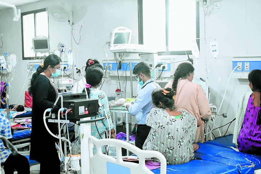 सतना जिला अस्पताल की बदइंतज़ामी फिर उजागर: पीकू वार्ड में हंगामे से भागे चिकित्सक, बच्चे की मौत – नवजात की मां से पोंछा लगवाया, प्रसूता को स्ट्रेचर तक न मिला