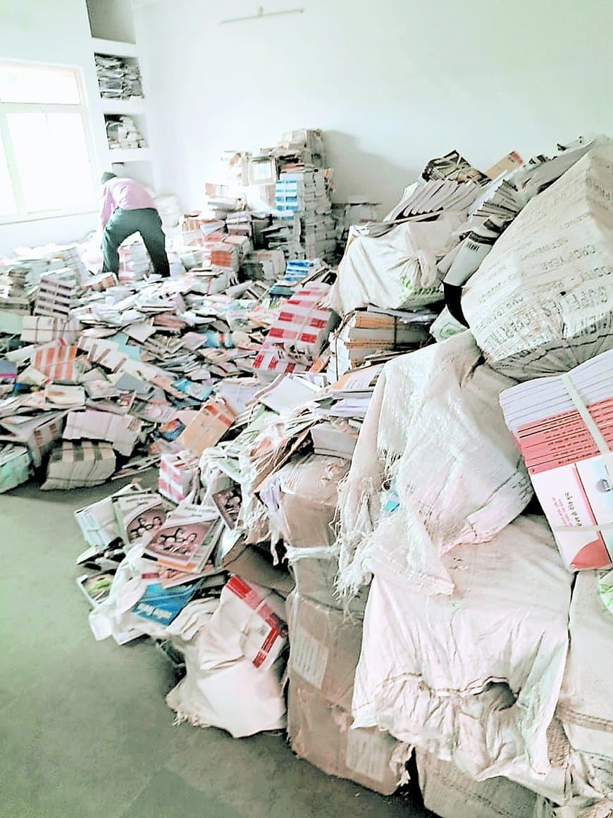 भोज मुक्त विश्वविद्यालय केंद्र में छात्रों के भविष्य से खिलवाड़: प्रबंधन की लापरवाही से सरकारी पुस्तकें कूड़े में दम तोड़ रही, आरोपों के घेरे में प्राचार्य और प्रभारी