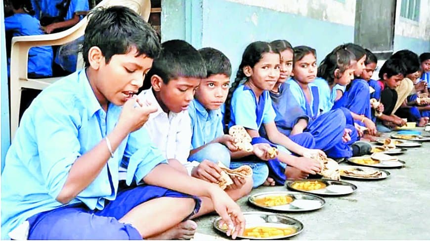 मध्यान्ह भोजन में लापरवाही: 59 बच्चों में केवल 40 के लिए बना खाना, भूखे रह गए छात्र, स्व सहायता समूह पर नोटिस और जुर्माना