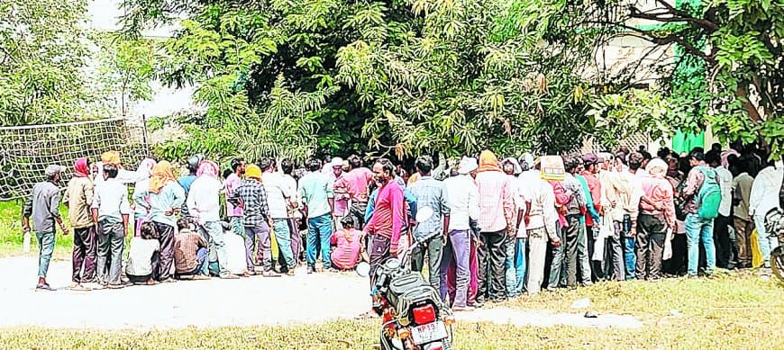 खाद संकट गहराया: 3600 किसानों को ही मिली खाद, 9000 से ज्यादा किसान अब भी कतार में, सतना-पन्ना मार्ग रहा जाम