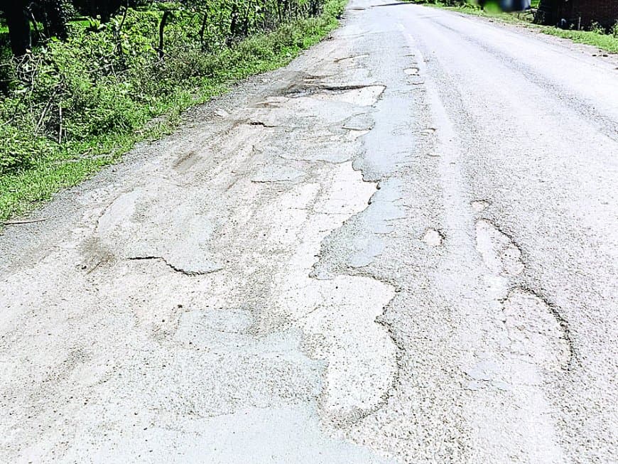 सड़क मेंटेनेंस के नाम पर करोड़ों की बंदरबांट, सुंदरा-सेमरिया मार्ग गड्ढों से पटे, ग्रामीण परेशान